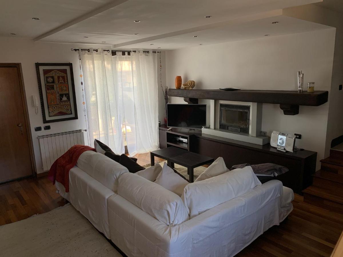 Near Como, Charming Apartment With Fireplace Grandate Esterno foto